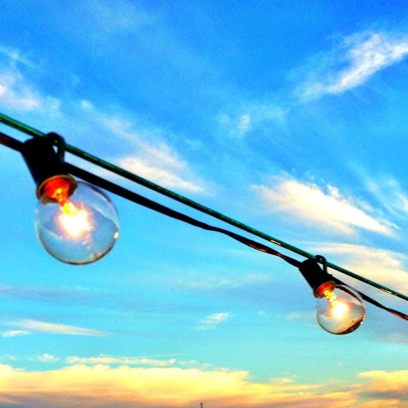 C9 bulbs on a string, the bulb style this pick uses